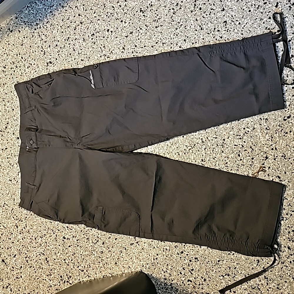 Eddie Bauer Capris. Size XL. Drawstring hem. Multiple pockets. Lightweight.